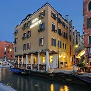 Arlecchino Venedik